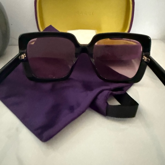 Gucci sunglasses 😎 - Picture 2 of 5